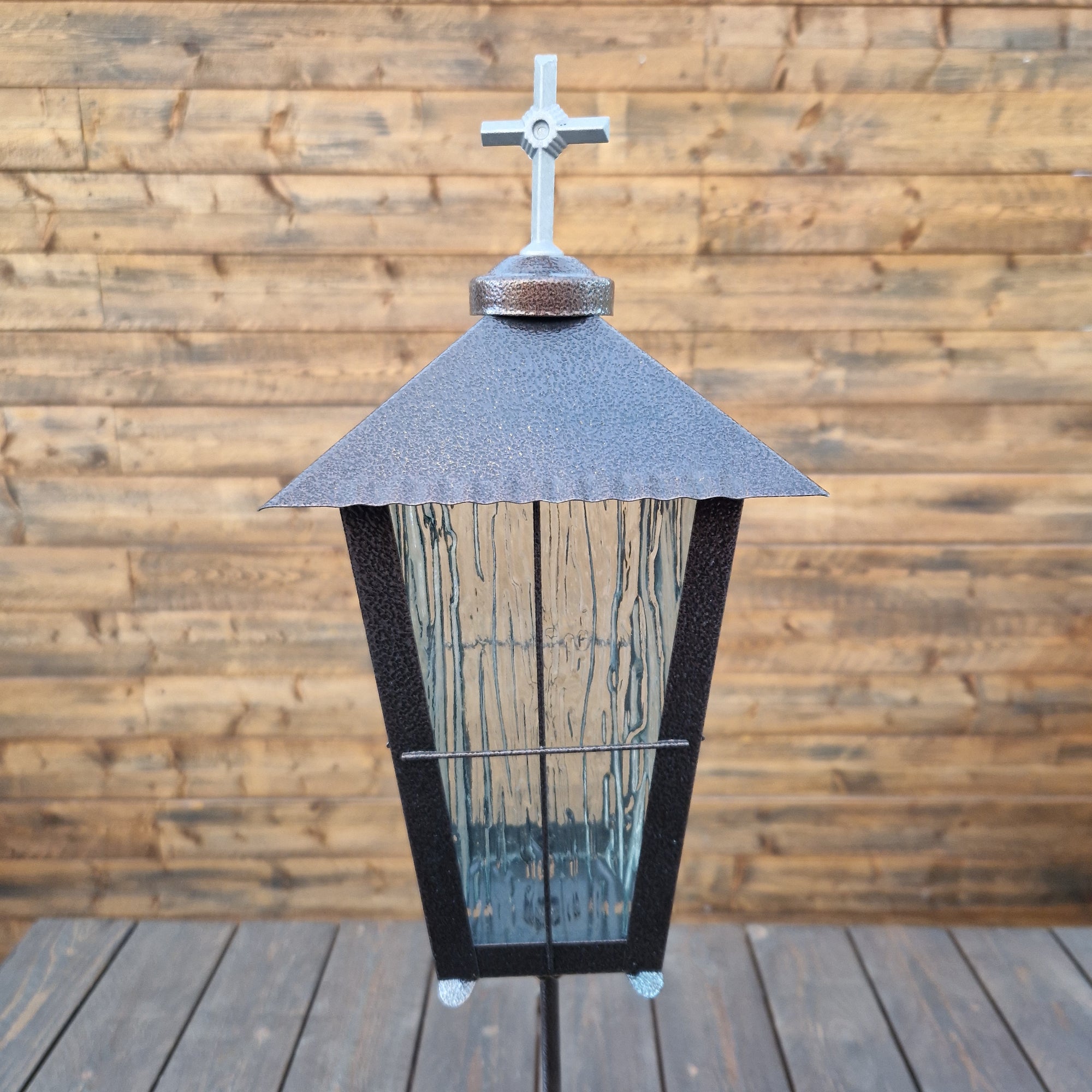 Gravlykta hög brun med kors