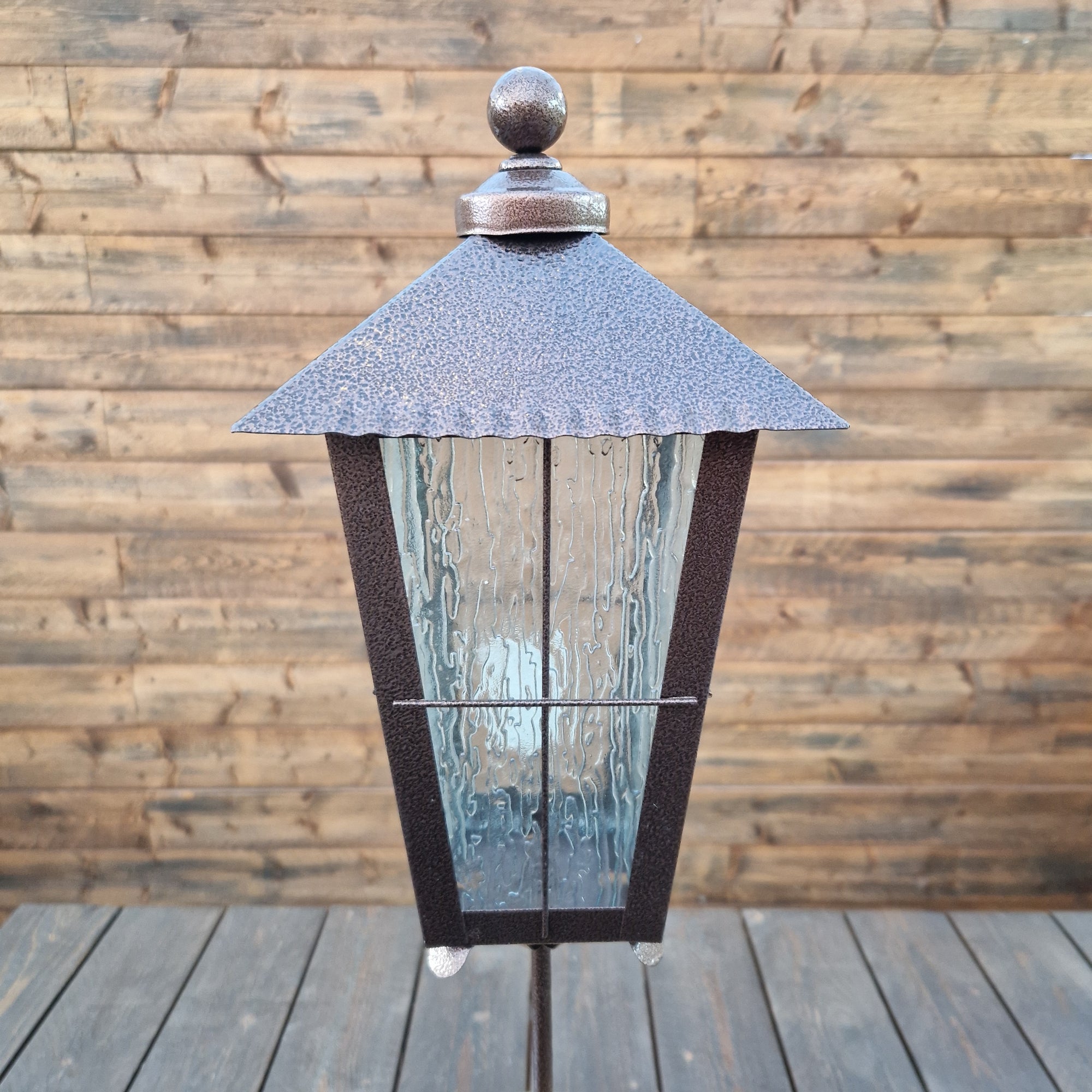 Gravlykta hög brun med kula