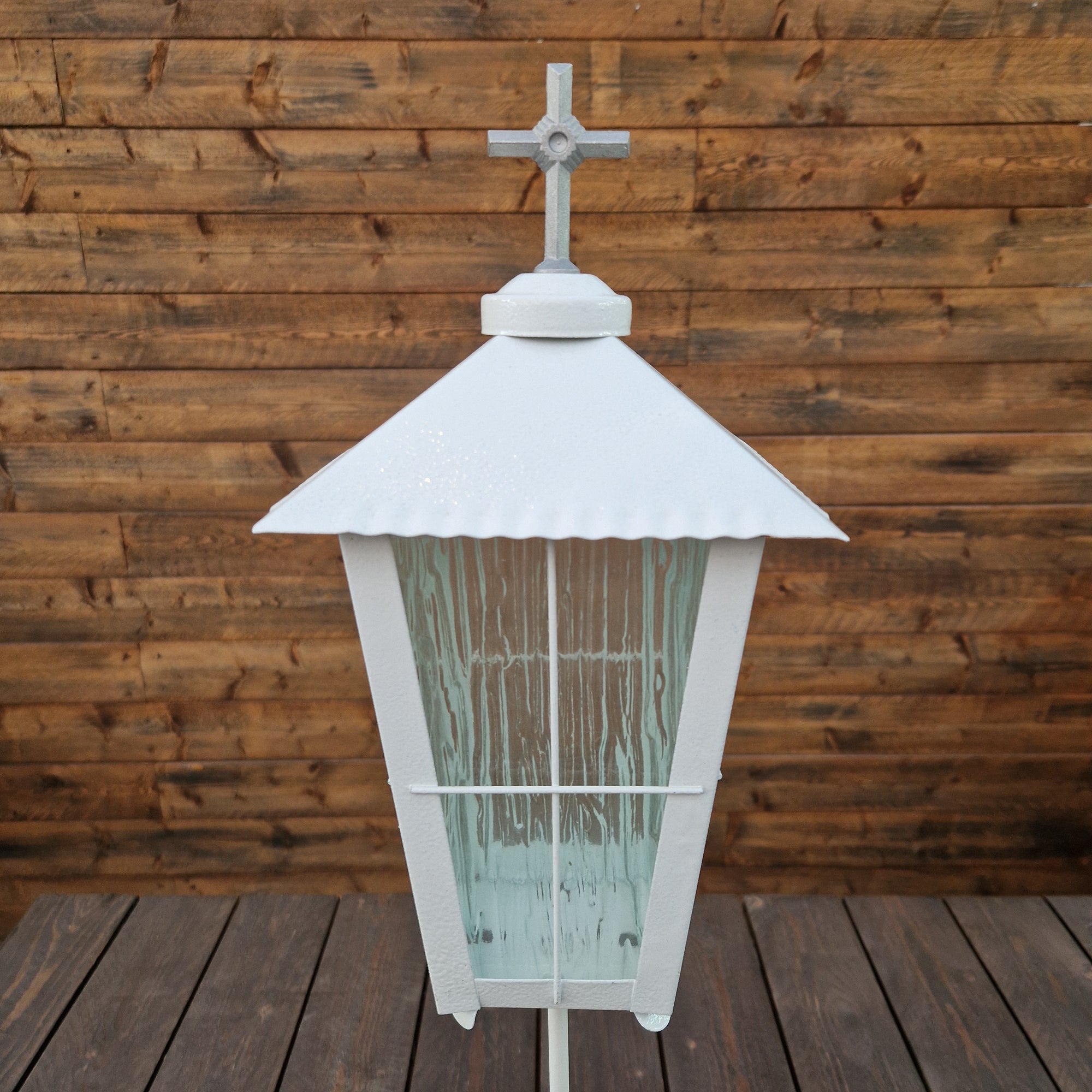 Gravlykta hög vit med kors