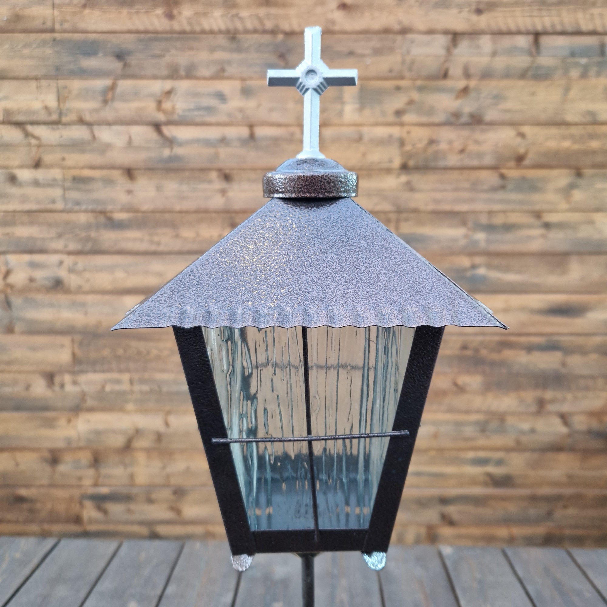 Gravlykta låg brun med kors