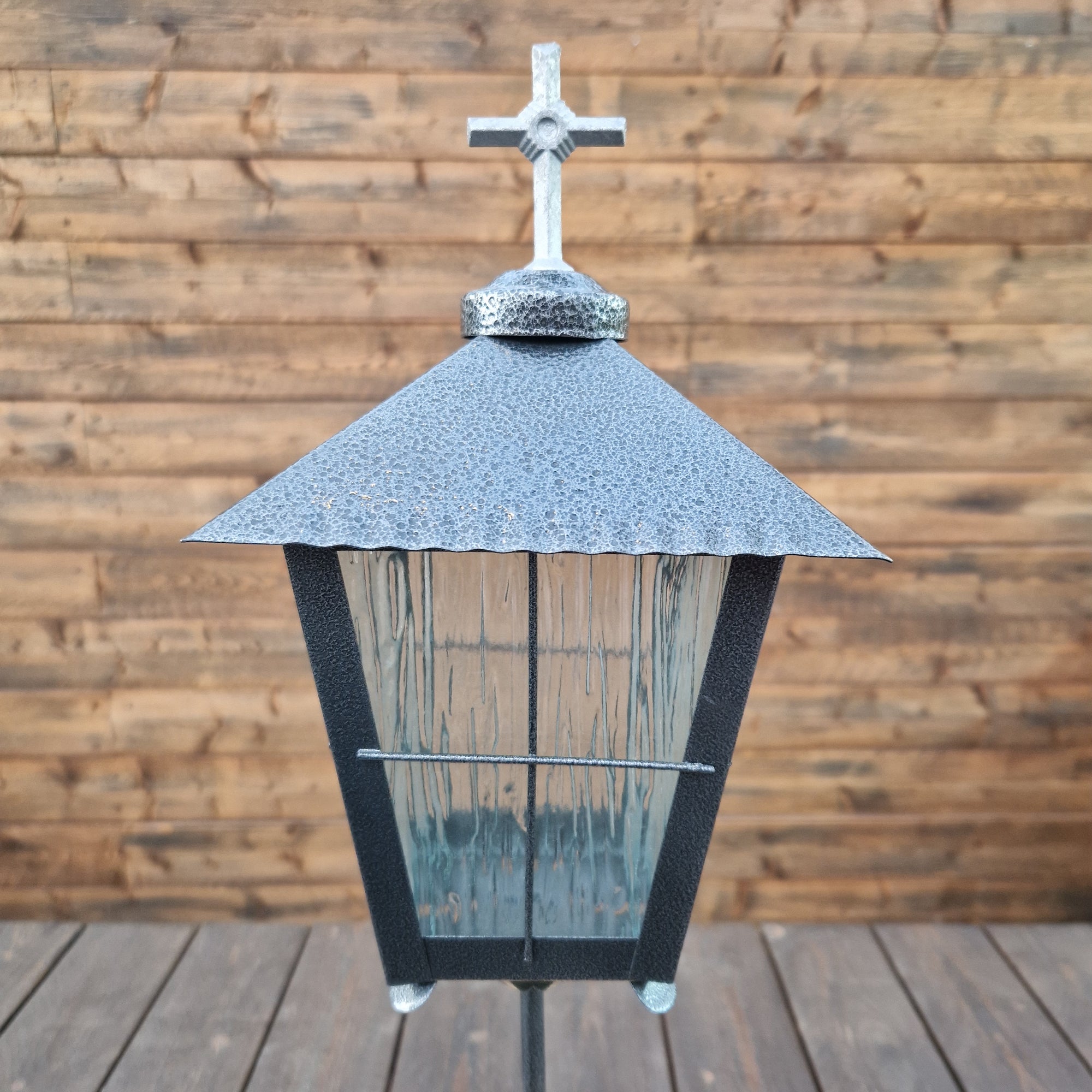 Gravlykta låg grå med kors