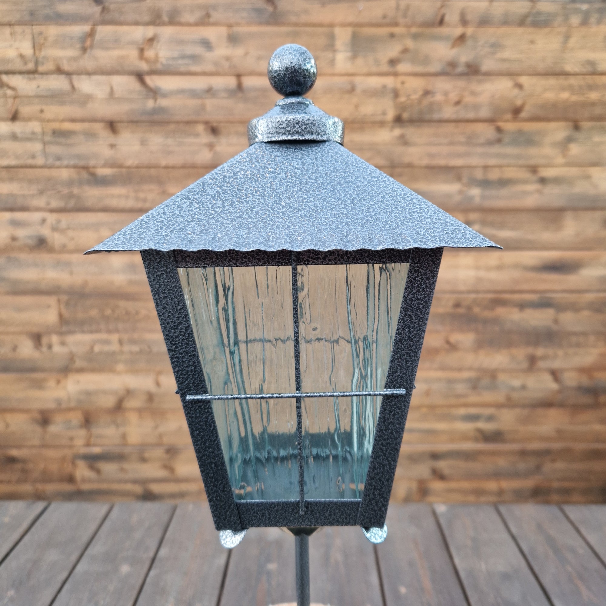 Gravlykta låg grå med kula