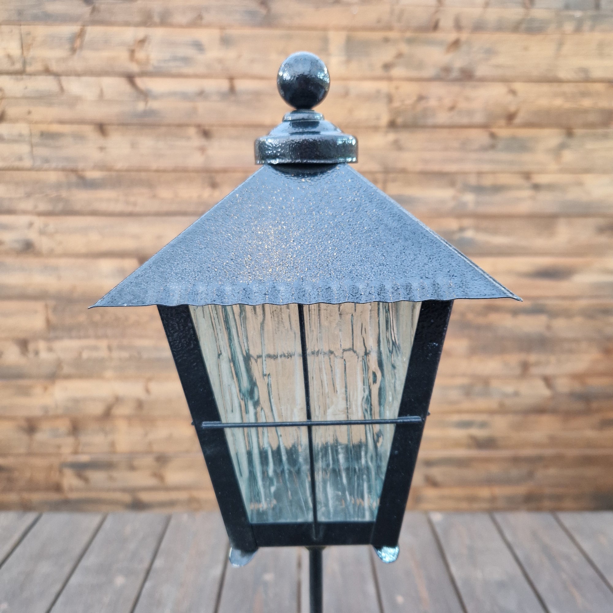 Gravlykta låg svart med kula